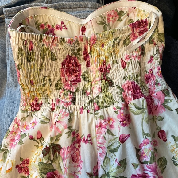 🎊🎉Host Pick 🎉🎊 XS beautiful Rue 21 floral, strapless dress smocked back - Picture 4 of 8